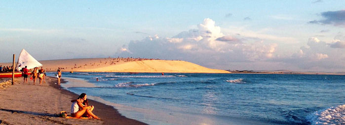 Duna de Jericoacoara bastante frequentada por turistas (Crédito: Reprodução)