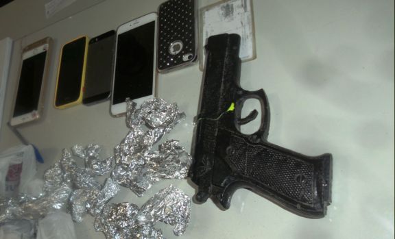 Celulares das vítimas e arma de brinquedo encontrado com os acusados (Crédito: portalcatita)