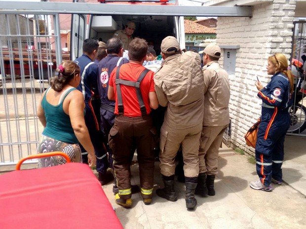 Mulher sendo resgatada (Crédito: Corpo de Bombeiros/Divulgação)