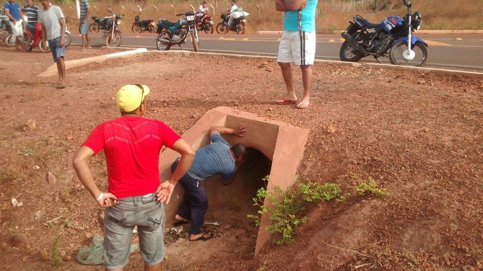 Corpo de mulher é encontrado em estado de putrefação em boeiro (Crédito: Mateus Carvalho e Damião Soares )