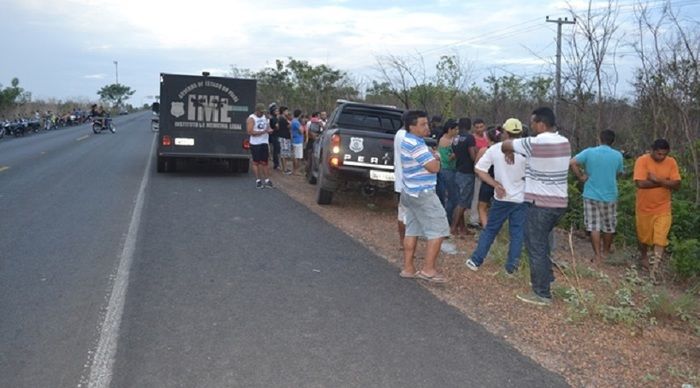 Populares foram ao local onde jovem foi morta