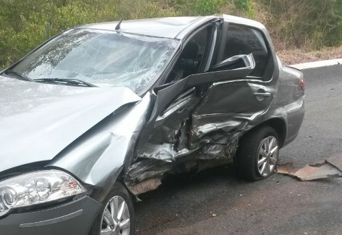 Carro envolvido no acidente na BR-343 que deixou um morto e três feridos (Crédito: Reprodução)