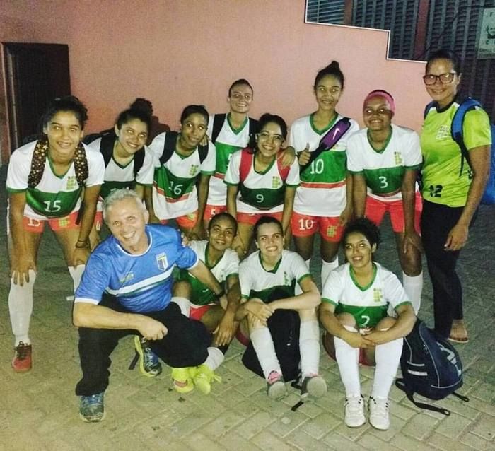 Hélio ao lado de um time feminino
