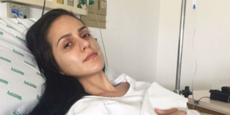 Vítima de doença rara, modelo faz cirurgia de preenchimento facial