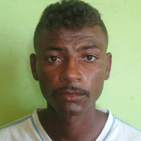 Acusado de matar homem a facadas é preso embaixo de cama no PI