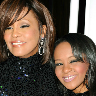 Filha de Whitney Houston terá aparelhos desligados no aniversário de morte da mãe