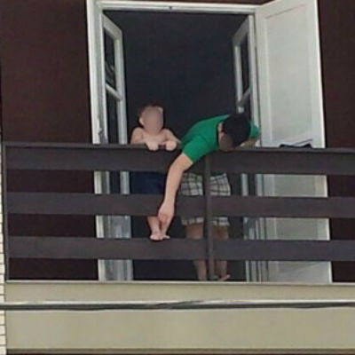 Garoto Argentinon que caiu do 3º andar de hotel foi visto na sacada, foto