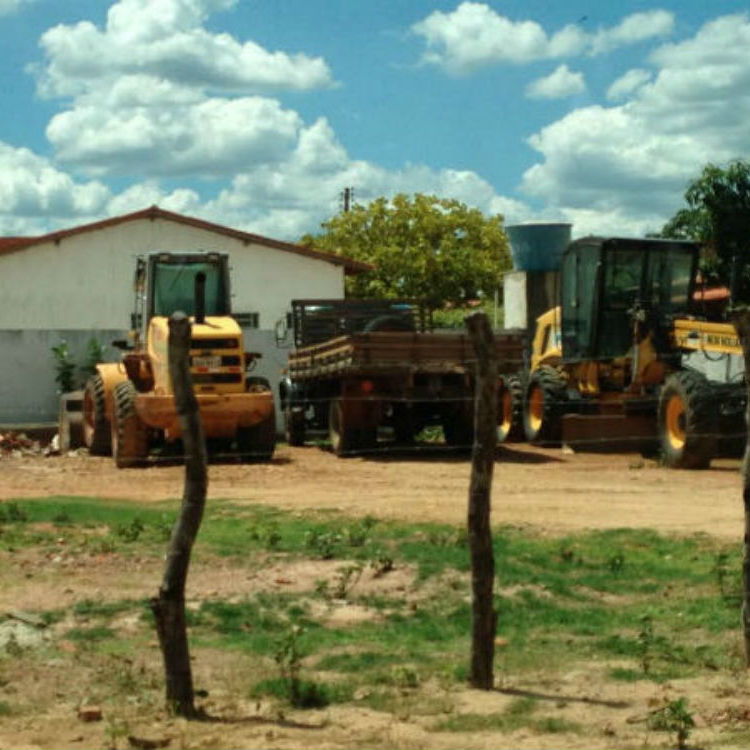 Vereador denuncia prefeito de Tamboril por uso indevido de máquinas do PAC e cisternas do Governo Federal