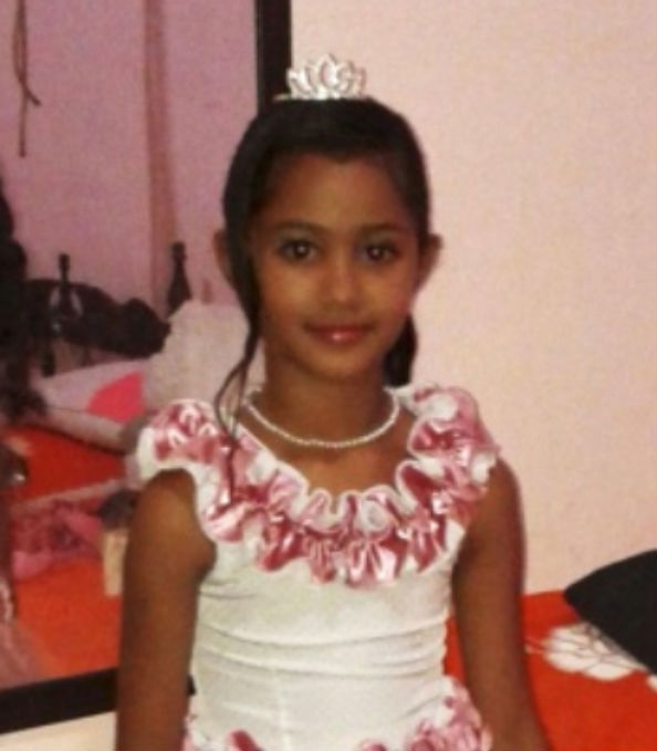 Mãe faz campanha para ajudar filha de 8 anos que enfrenta um cancêr na garganta em Altos