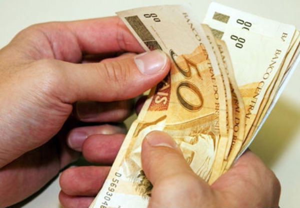 Salário mínimo atinge maior poder de compra em 50 anos, aponta BC