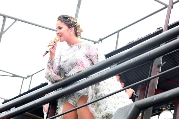 Claudia Leitte sobe no trio e começa sua maratona de carnaval em Salvador