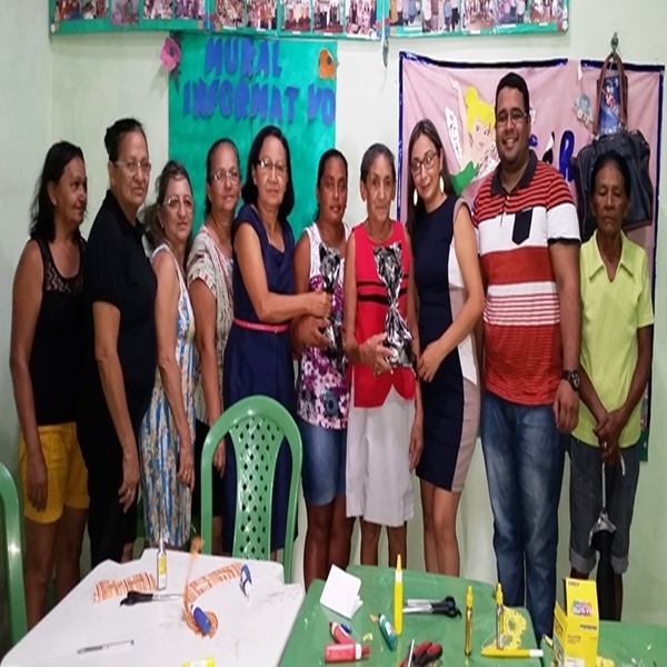 Em encontro do Grupo "Cuidando de Cuidadores" mães fazem enfeites