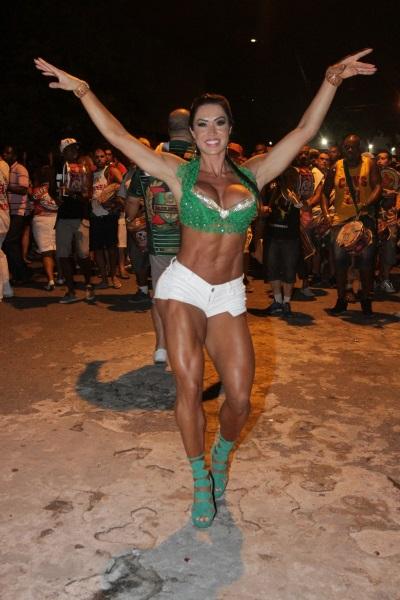 "Estou do jeito que gosto, não sei por que as pessoas se importam tanto", diz Gracyanne sobre seu corpo