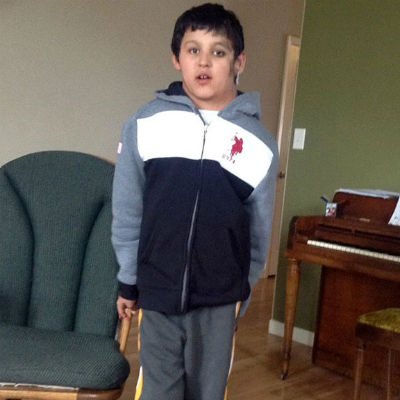 Garoto de 11 anos retira tumor gigante de pescoço e aguarda novos tratamentos nos EUA