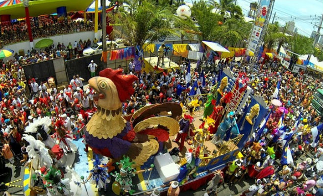 Confira fotos do desfile do galo da madrugada pelas ruas do Recife