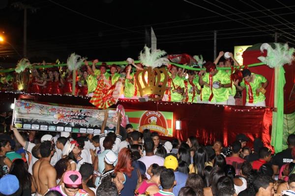 Corso de Picos reúne centenas de foliões e 40 carros ornamentados