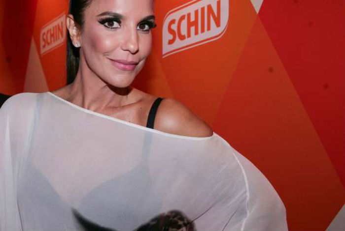 De blusa transparente, Ivete Sangalo incendeia Carnaval de Salvador