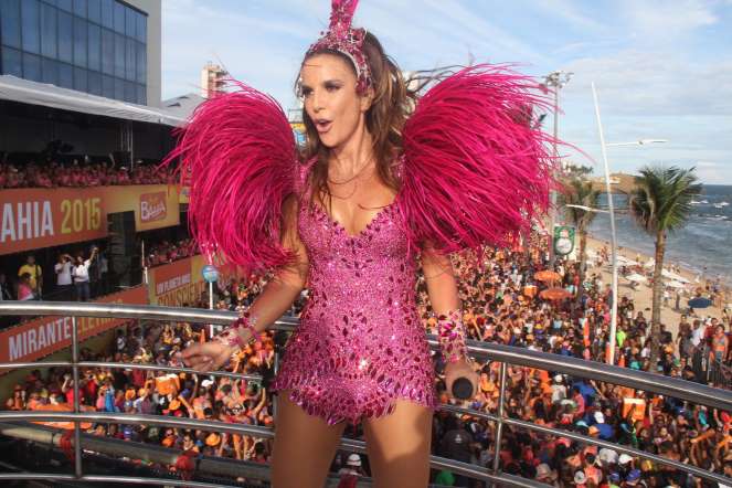 Ivete Sangalo comanda trio em Salvador com look de diva e mostra boa forma
