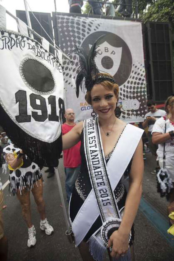 Leandra Leal agita maior bloco do Rio de Janeiro; confira fotos
