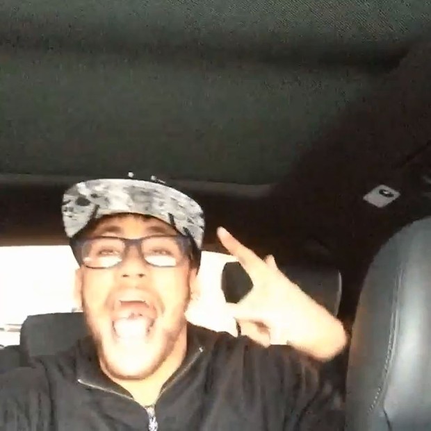 Neymar festeja solteirice com amigos a caminho para curtir o carnaval de Salvador