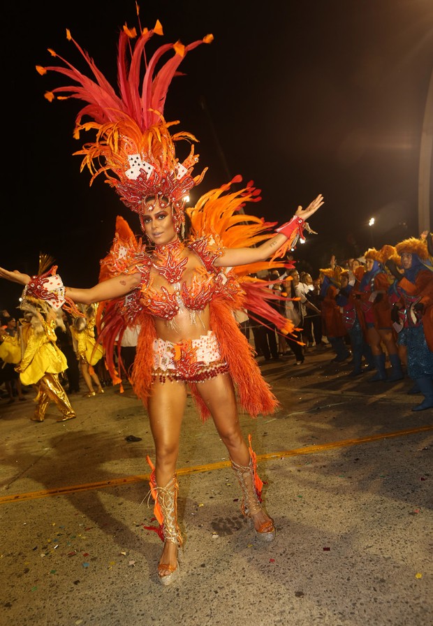 Com pé machucado, Thaila Ayala usa fantasia "de fogo" em desfile