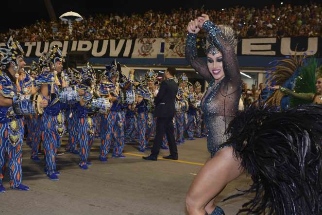 Dani Bolina evita nudez em desfile e deixa dúvidas sobre possível cinta modeladora