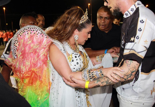 Maria Rita passa mal no meio do desfile da Vai-Vai e é amparada