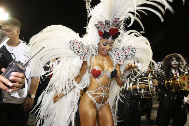 Sabrina Sato brilha no desfile da Gaviões e defende fantasia: "Não é vulgar"