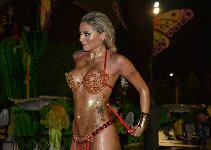 Loira se empolga e tira a roupa durante o desfile das escolas de samba em SP