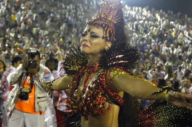 Viviane Araújo chora de emoção ao término do desfile do Salgueiro