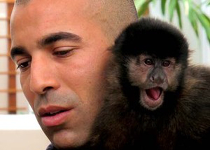 Corintiano Emerson Sheik pede beijo para a macaca de estimação