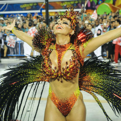 Depois de brilhar como rainha de bateria Vivi Araújo nega influência de sexo em samba, entenda