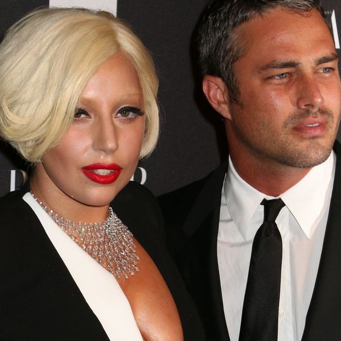 Lady Gaga anuncia noivado com o ator Taylor Kinney