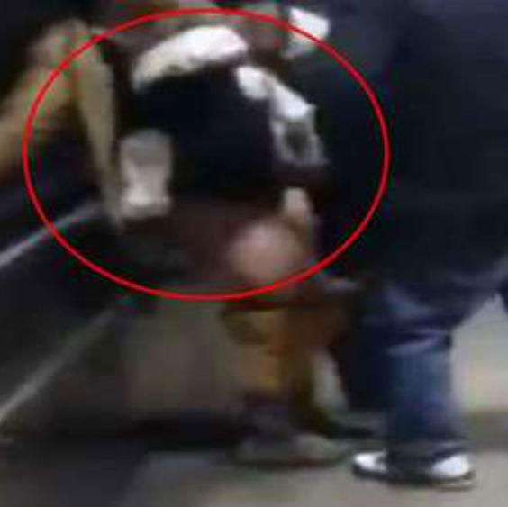 Casal faz sexo em estação de trem com bebê no colo