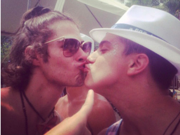Atores de “Malhação”, Rafael Vitti e Cadu Libonati dão selinho em Carnaval