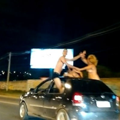 Motorista é flagrado levando mulheres nuas penduradas em janela de carro