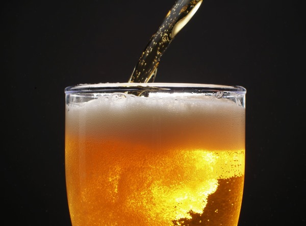 Beber cerveja pode livrar de doenças neurológicas como Alzheimer e Parkinson, diz estudo