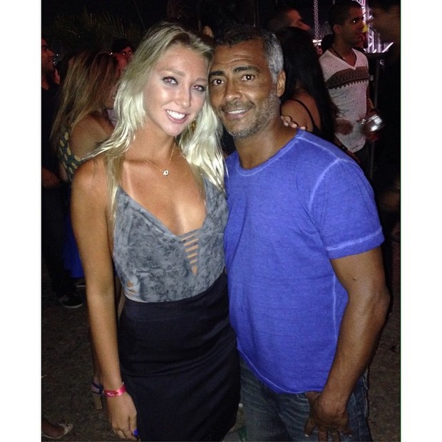 "Curtindo com o meu pretinho", posta namorada americana de Romário de 19 anos