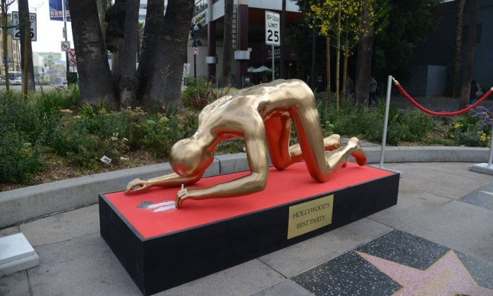 Estátua do Oscar cheirando cocaína chama a atenção em Hollywood