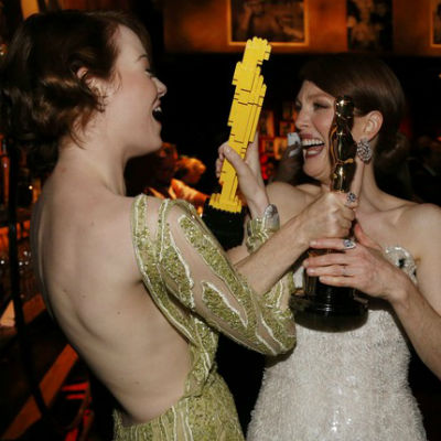 Atrizes se divertem com estatuetas de brinquedo para derrotados no Oscar