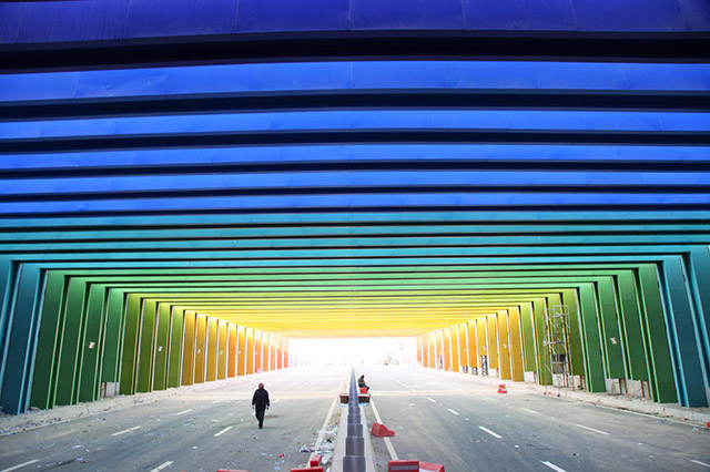 China constrói primeiro túnel de arco-íris do mundo inspirado em vídeo game
