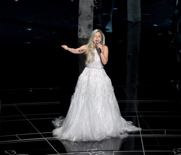 Lady Gaga surpreende e arrasa no palco cantando músicas de "A Noviça Rebelde" no Oscar