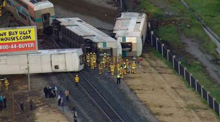 Descarrilamento de trem deixa pelo menos 30 feridos na Califórnia