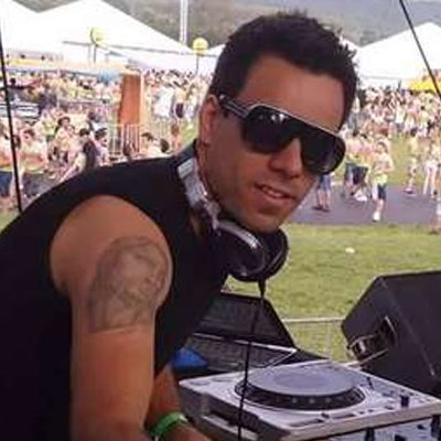 DJ nega ser ele em vídeo íntimo entre dois homens que circula pelo WathsApp