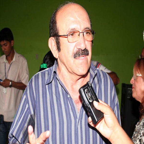 Ex-prefeito Assis Cipriano concede entrevista à Rádio Cultura FM de Picos-PI