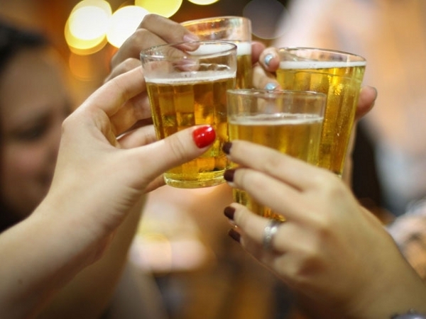 Deputados aprovam projeto que prevê quatro anos de prisão para quem vender bebida alcoólica a menores de 18 anos