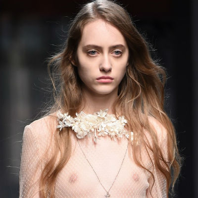 Modelos deixam seios à mostra em desfile na semana de moda de Milão