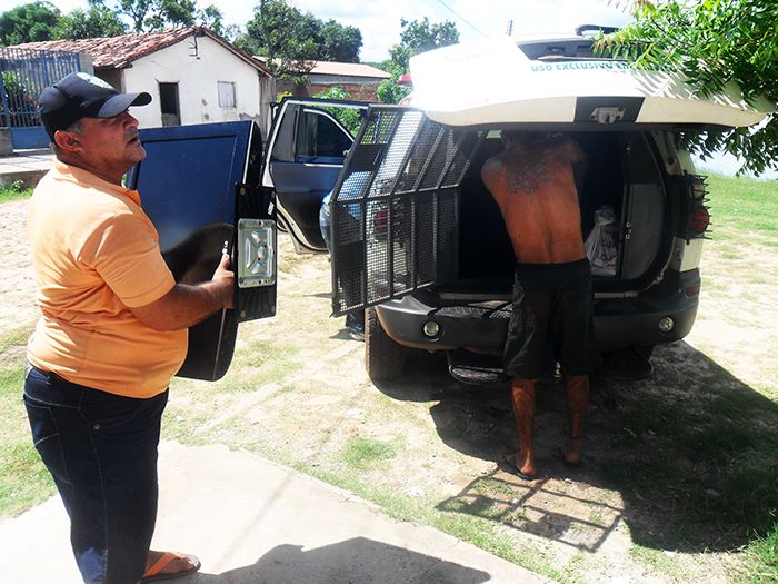 Dupla arromba casa de advogado e furta vários objetos em bairro de Altos