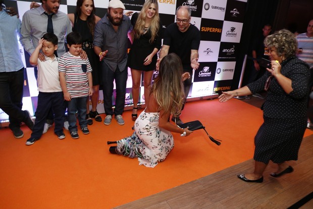 Nicole Bahls pisa no vestido e leva tombo em pré-estreia de filme