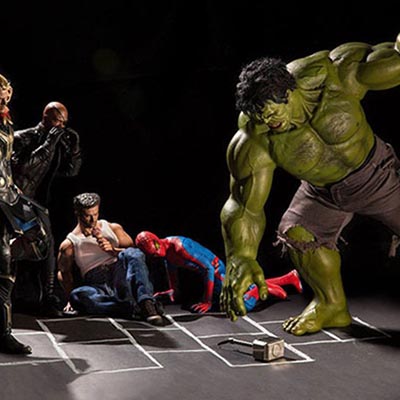 Fotógrafo produz série com imagens de super-heróis em situações cotidianas